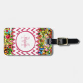 シェブロンのモダンなピンクのヴィンテージの花のモノグラムおよび名前 ラゲッジタグ (正面横)