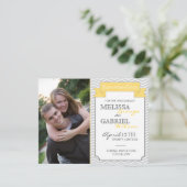 シェブロンのモダンな保存日付の黄色 セーブザデート (スタンド正面)