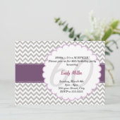 シェブロンの招待状の大人の誕生会の紫色 招待状 (スタンド正面)