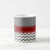 シェブロンの灰色およびえんじ色のパーソナライズなマグ コーヒーマグカップ (中央)