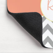 シェブロンの灰色およびサーモンピンクのストライプのなモノグラム マウスパッド (コーナー)