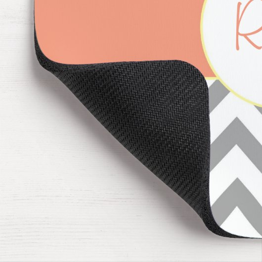 シェブロンの灰色およびサーモンピンクのストライプのなモノグラム マウスパッド (コーナー)