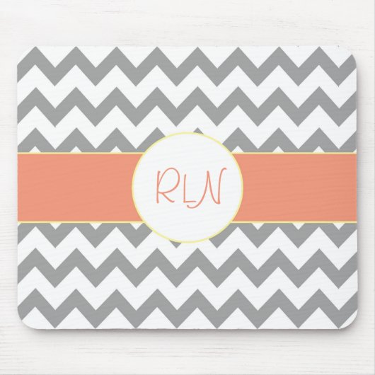 シェブロンの灰色およびサーモンピンクのストライプのなモノグラム マウスパッド (正面)
