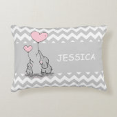 シェブロンの灰色白のピンクの女の子象のハート アクセントクッション (正面)