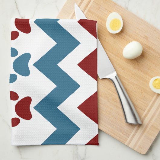 シェブロンの赤く青い子犬の足は犬の恋人のギフトを印刷します キッチンタオル (四つ折り)