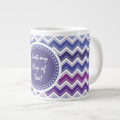 シェブロンの青および紫色の種族のジグザグパターン ジャンボコーヒーマグカップ (正面右)