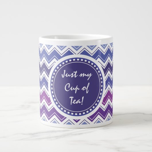 シェブロンの青および紫色の種族のジグザグパターン ジャンボコーヒーマグカップ (正面)