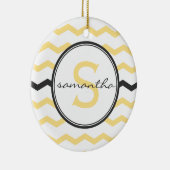 シェブロンの黄色いモノグラム セラミックオーナメント (右)