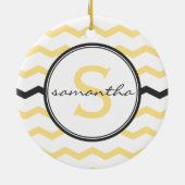 シェブロンの黄色いモノグラム セラミックオーナメント (裏面)