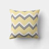 シェブロンの黄色および灰色のモノグラム クッション (裏面)