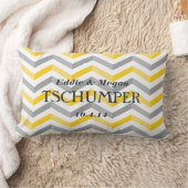 シェブロンの黄色および灰色の結婚式 ランバークッション (ブランケット)