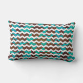 シェブロンカウブラウンおよびティール(緑がかった色)プリント ランバークッション (裏面)