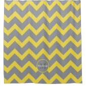 シェブロン黄色の灰色のパターン線ストライプモノグラム シャワーカーテン (正面)