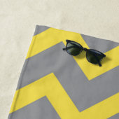 シェブロン黄色の灰色のパターン線ストライプモノグラム ビーチタオル (インサイチュ)