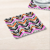 シェブロン黒く、オレンジ、およびピンクの手描きのパターン スクエアペーパーコースター (アングル)