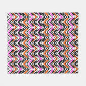 シェブロン黒く、オレンジ、およびピンクの手描きのパターン フリースブランケット (正面(横))