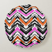 シェブロン黒く、オレンジ、およびピンクの手描きのパターン ラウンドクッション (裏面)