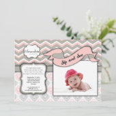 シェブロンSipアンドシー新生児ガール写真テンプレート 招待状 (スタンド正面)
