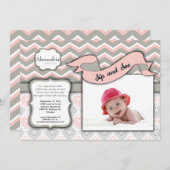 シェブロンSipアンドシー新生児ガール写真テンプレート 招待状 (正面/裏面)