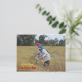 シェムリアップ以外の畑で稲刈りをする ポストカード (スタンド正面)