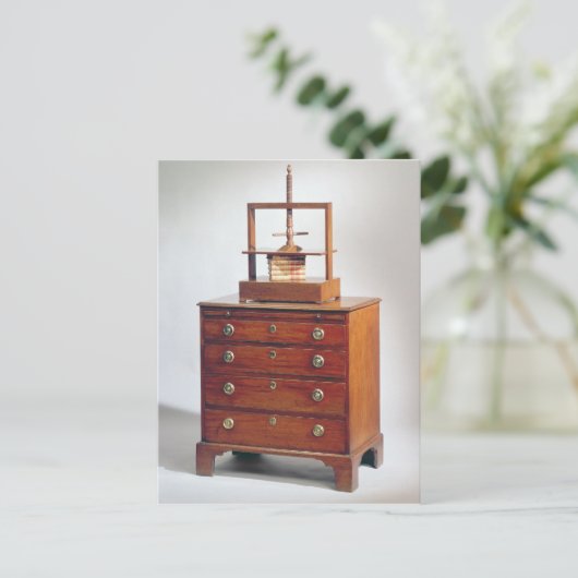 シェラトンの小さなマホガニーの引き出し箱 ポストカード (スタンド正面)