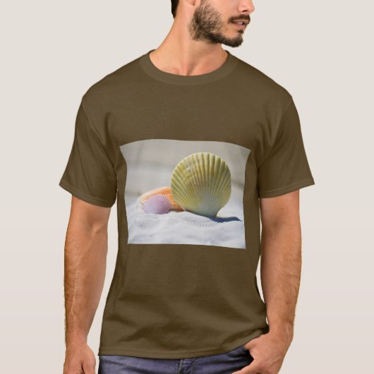 シェルズ イン サンド ビーチ ヴァイブス Tシャツ (正面)