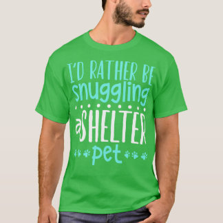 シェルターのペットを抱っこする 動物シェルターの職員 Tシャツ