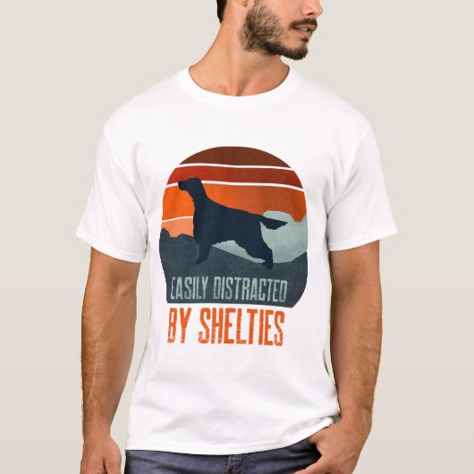 シェルティー+犬の散歩に気を取られる Tシャツ (正面)