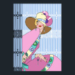 シェルビー、1930年代の女性ブルーとピンク ポスター<br><div class="desc">シェルビーは美しいデコ製鉄柵の前と隣に座っている。片目に引っシンプル張ったカラフル帽とジュエリーの合ったドレスとジャケットを着ている。</div>