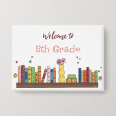 シェルフにブックを戻す学校へ戻るホワイトピンボタン 缶バッジ (正面)