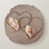 シェル&ビーチカスタムウェディングピロー上の2ハート ラウンドクッション (正面)