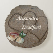 シェル&ビーチカスタムウェディングピロー上の2ハート ラウンドクッション (正面)