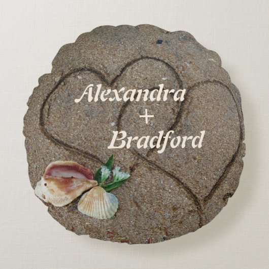 シェル&ビーチカスタムウェディングピロー上の2ハート ラウンドクッション (正面)