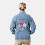 シェーディングオブダスティパープル開花ムーディフローラ花嫁 デニムジャケット<br><div class="desc">花嫁のデニムエレガントジャケットは、紫色のプラム、ほこりっぽいバラ、ほこりっぽいピンク、メイヴ、緑豊かな緑の植物性のバラとユーカリの色合いの水色のの花束の葉ブーケ。</div>