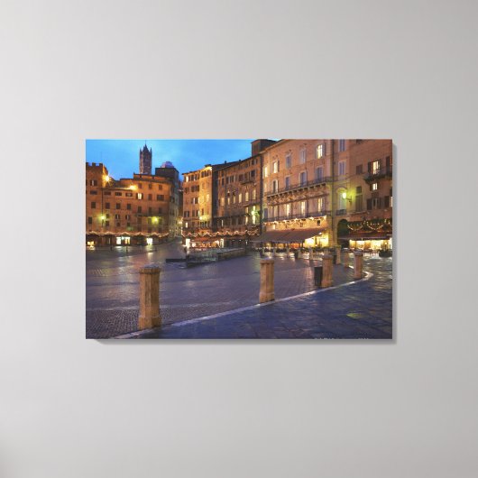 シエナの夕暮れ時にPiazza Del Campo。 キャンバスプリント (正面)