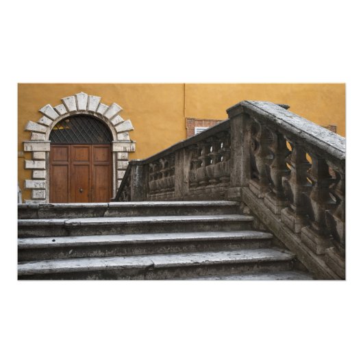 シエナ、トスカーナ、イタリア – 低角度ビュー フォトプリント            (正面)