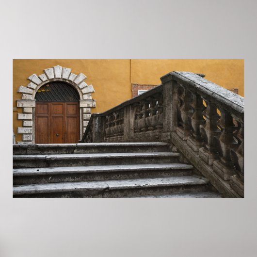 シエナ、トスカーナ、イタリア – 低角度ビュー ポスター (正面)