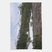 シエラネバダ山脈とヨセミテの雪 キッチンタオル (縦)