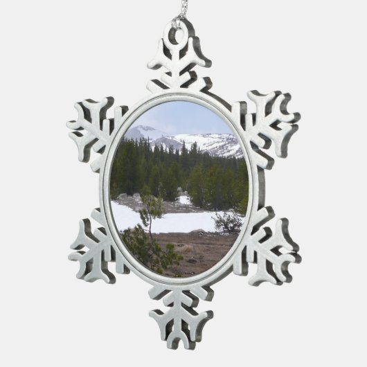 シエラネバダ山脈とヨセミテの雪 スノーフレークピューターオーナメント (右)