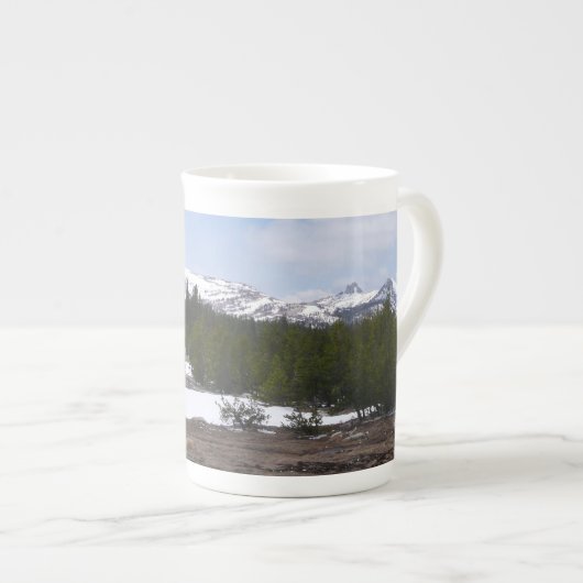 シエラネバダ山脈とヨセミテの雪 ボーンチャイナマグカップ (正面右)