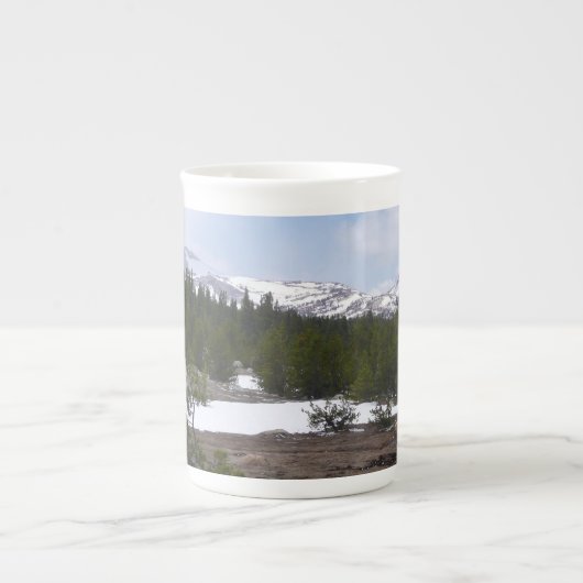 シエラネバダ山脈とヨセミテの雪 ボーンチャイナマグカップ (正面)