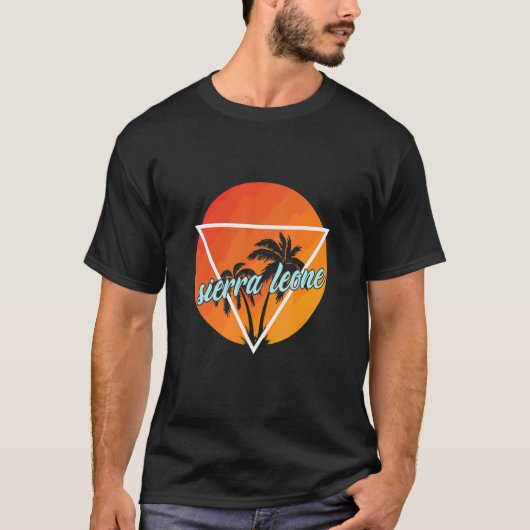 シエラレオネの太陽の形の三角形とヤシの木 Tシャツ (正面)