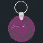 シエレガントッシンプルクトレンディーモノグラム紫 キーホルダー<br><div class="desc">この洗練素晴らしされたデザインは、プラムの背景にスチールグレーのモノグラム無地のを特徴とする。プレゼンエレガントテーションの純粋なシンプルさコンテンポラリーは、このデザインは女性のための完璧なギフトスタイリッシュを作る。</div>