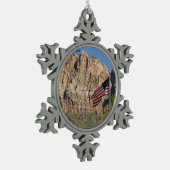 シオン国立公園Iのアメリカ国旗 スノーフレークピューターオーナメント (左)