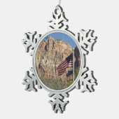 シオン国立公園Iのアメリカ国旗 スノーフレークピューターオーナメント (右)