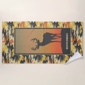 シカとカモフラージュ ビーチタオル (正面)