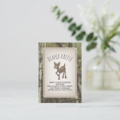 シカのカムフラージュのベビーシャワーのおむつのラッフル エンクロージャーカード (スタンド正面)