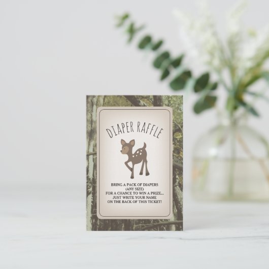 シカのカムフラージュのベビーシャワーのおむつのラッフル エンクロージャーカード (スタンド正面)