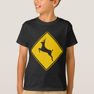 シカの交差のハイウェーの印 Tシャツ