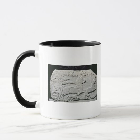 シカの狩りを描写するレリーフ、浮き彫り マグカップ (左)